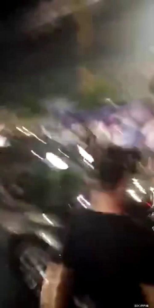 交警查车旁边吃瓜,围观群众“吃瓜”热议