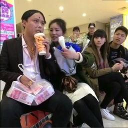 商场里情侣吃瓜