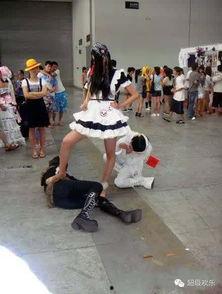 路边吃瓜姑娘图片,捕捉夏日街头一幕