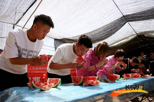 夏日乘凉吃瓜图片高清