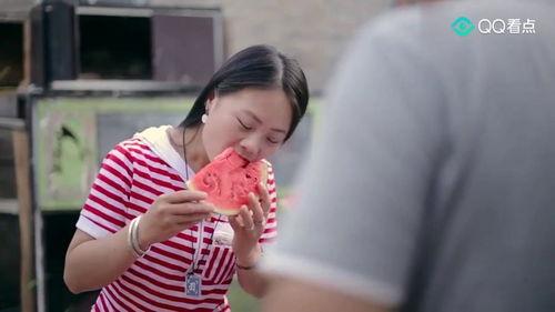 夫妻超市吃瓜,甜蜜互动引网友热议