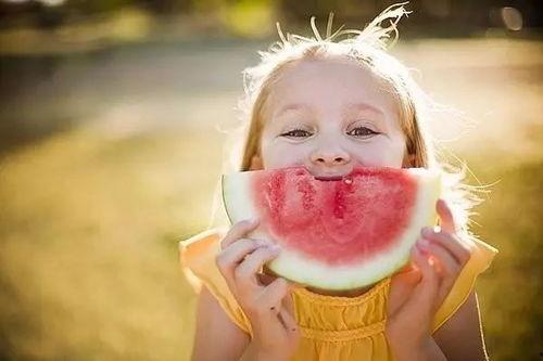 老妈带孩子吃瓜,亲子时光温馨满满